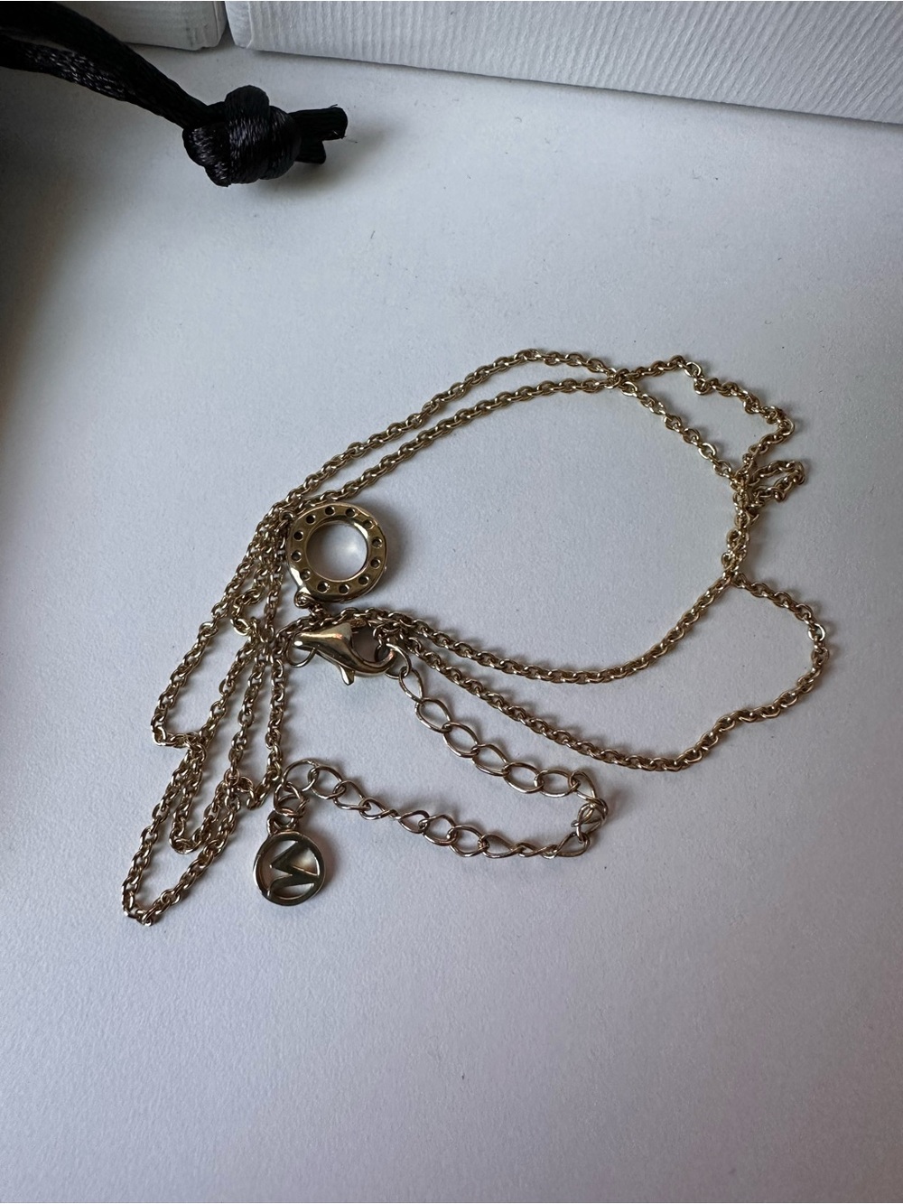 Mejuri 18k Gold Pavé Halo Circle Necklace with Chain - Picture 3 of 8